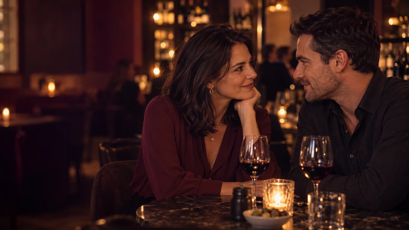 Twee volwassenen kijken elkaar glimlachend aan tijdens een avondlijke date. AI-gegenereerd sfeerbeeld.